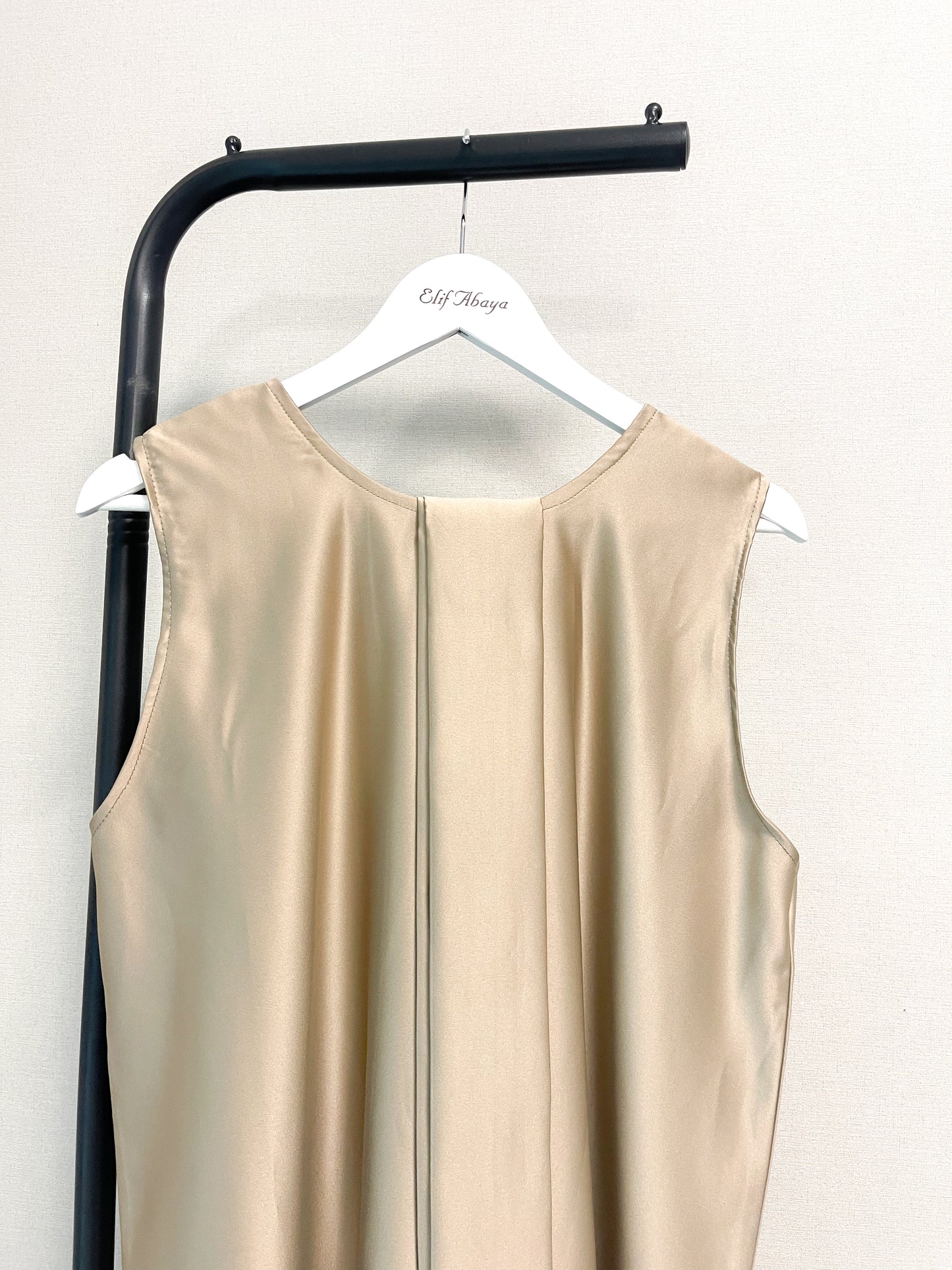 فستان بدون اكمام مع حزام