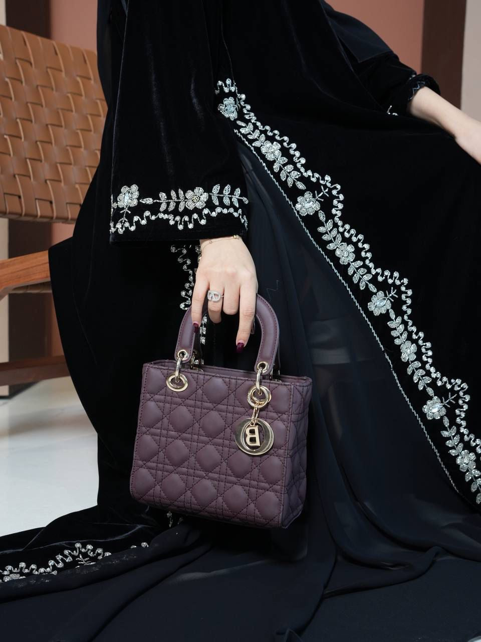 عباية مخمل شتوي مع شك يدوي