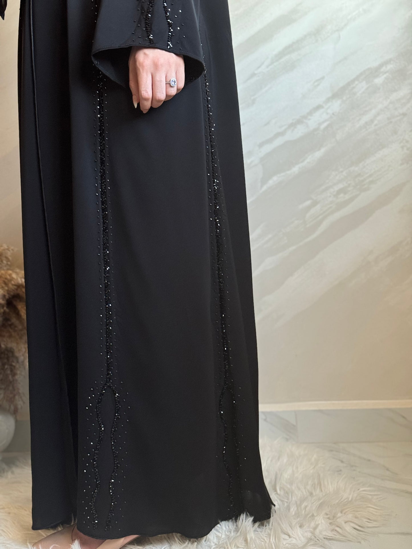 عباية سوداء مع الشك اليدوي باللون الأسود