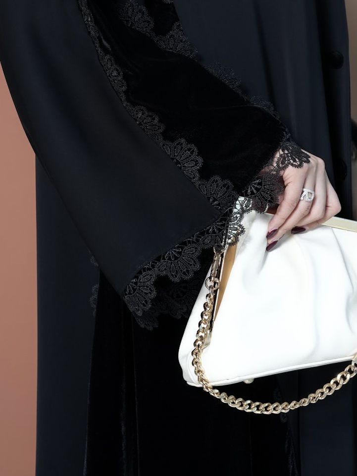 عباية مخمل ولمسة الدانتيل الساحرة