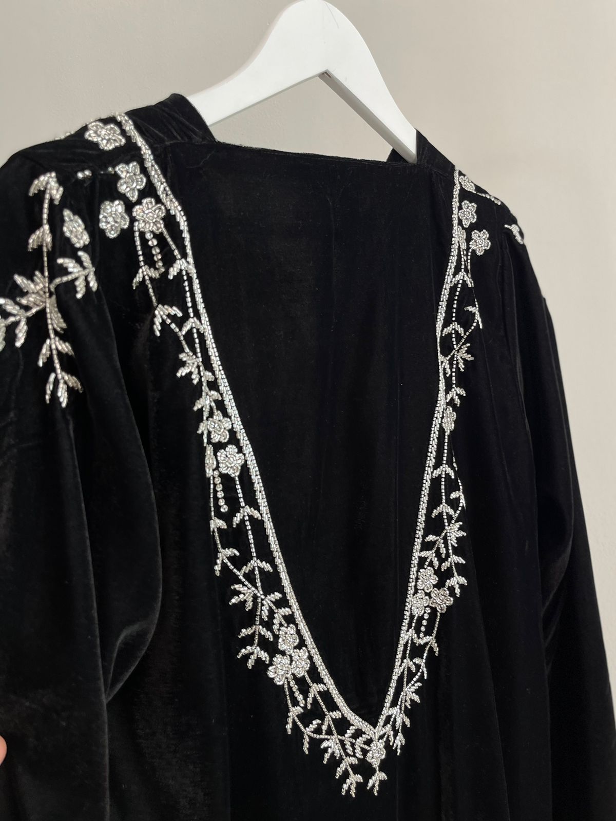 عباية مخمل بقصة الكم الفرنسي والشك الفاخر من الأمام والخلف